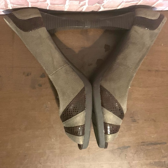 🔴Taupe Faux Suede Open Toe Pumps - Picture 4 of 9